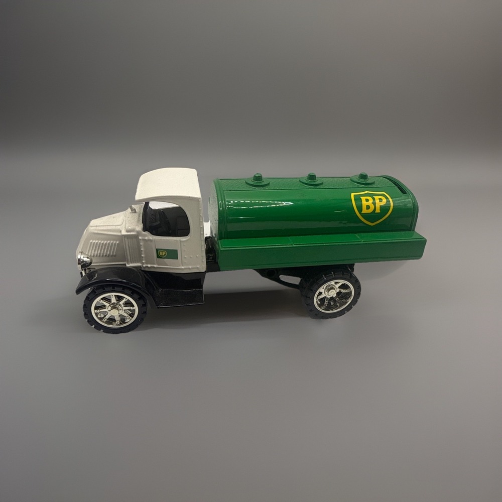 BP 1995 USA‎ Mack Bulldog Tanker Bank Locking Coin Bank American Classic